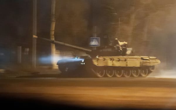 ウクライナ東部ドネツク市内を走る戦車（22日）＝ロイター