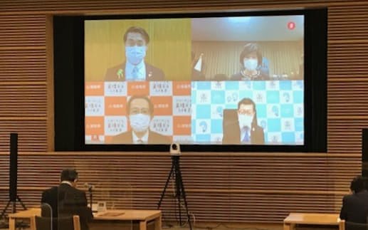 知事会の平井会長（画面右上）は堀内ワクチン相（同右上）とオンライン上で意見交換した（22日）