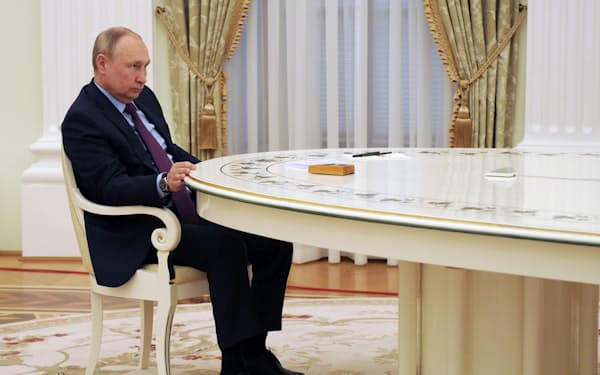 22日、モスクワでアリエフ・アゼルバイジャン大統領と会談したプーチン・ロシア大統領＝ＡＰ