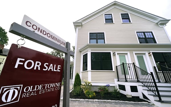 住宅価格の上昇がとまらない。米ボストンの売り家＝AP