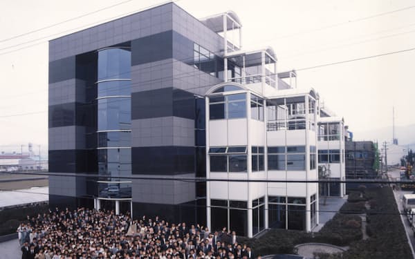 本社ビルの設計には強いこだわりがあった（1989年）