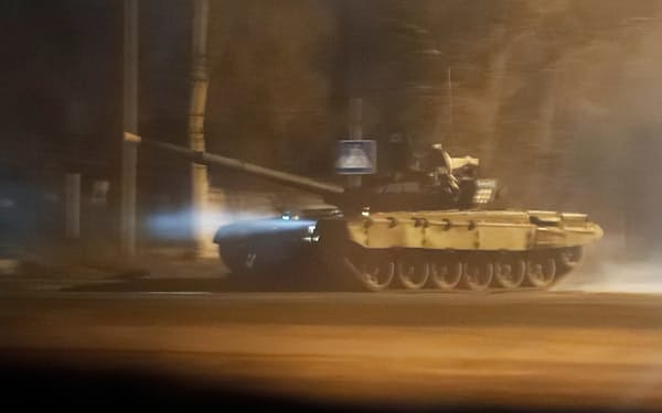ウクライナ東部ドネツク市内を走る戦車（22日）=ロイター