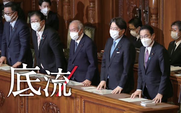 参院本会議で2021年度補正予算が可決、成立し、一礼する岸田首相ら(21年12月)