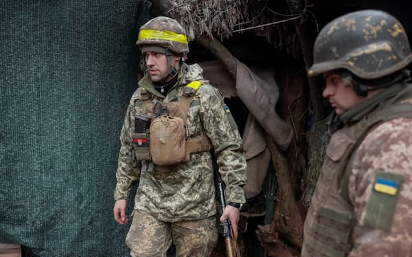 　22日、ウクライナ東部の前線に立つ同国兵士ら（ロイター＝共同）