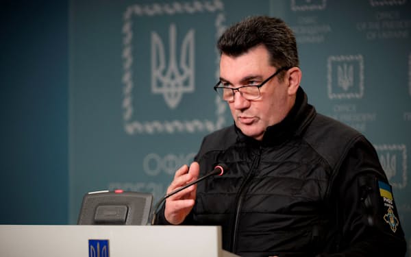 ウクライナのダニロフ安全保障会議書記は非常事態宣言を発令する方針を発表した（23日、キエフ）＝ロイター