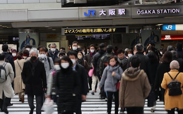 新型コロナウイルス対策のまん延防止等重点措置が関西３府県などで適用　ＪＲ大阪駅前をマスク姿で歩く人たち