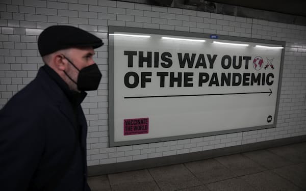地下鉄やバスでのマスク着用は24日から義務ではなくなる（1月27日、ロンドン）＝AP