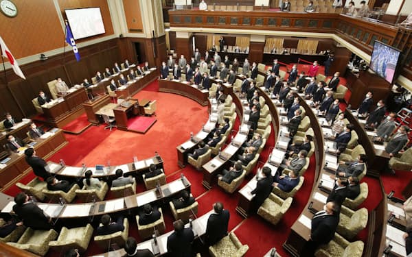 大阪府議会は定数を現行の88から79に9減する条例改正案を賛成多数で可決した。