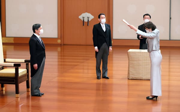 天皇陛下から認証を受ける堀内ワクチン相。中央は岸田首相(2021年10月4日、皇居・宮殿「松の間」)=代表撮影