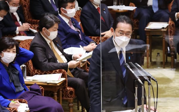 参院予算委で答弁する岸田首相（24日午前）