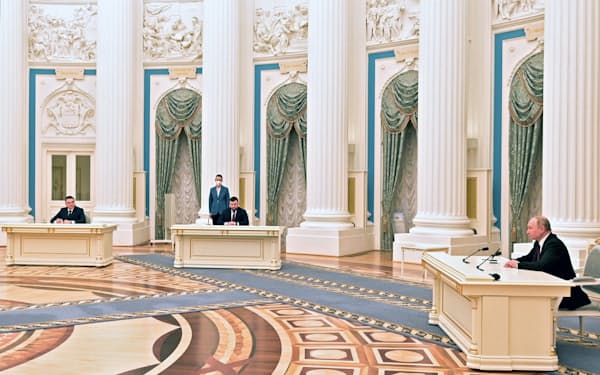 プーチン大統領は21日、ルガンスク人民共和国とドネツク人民共和国の独立を承認する式典に２地域の代表とともに出席した＝ロイター