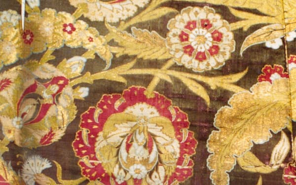 祝祭の布 6 ウィ スーチュン 蝶花束文様腰衣 日本経済新聞 祝祭の布 6 ウィ スーチュン 蝶花束文様腰衣 日本経済新聞