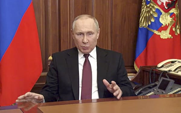 ウクライナへの軍事侵攻を命じたプーチン大統領（２４日、モスクワ）＝ＡＰ