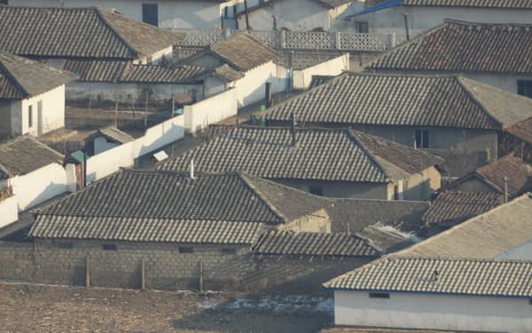 北朝鮮の北部にある農村（24日、中国の遼寧省丹東市から撮影）