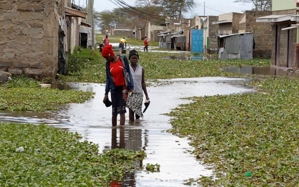 アフリカなど途上国では気候変動による被害が深刻化しつつある。写真はケニアで２０２０年１１月に起きた洪水＝ロイター
