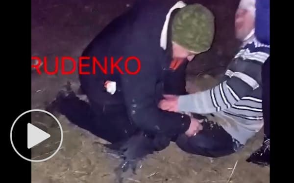 ロシアの通信アプリ「テレグラム」に投稿された映像には、ウクライナ軍の砲撃によって足を失ったとされるロシア系住民  が映っている
