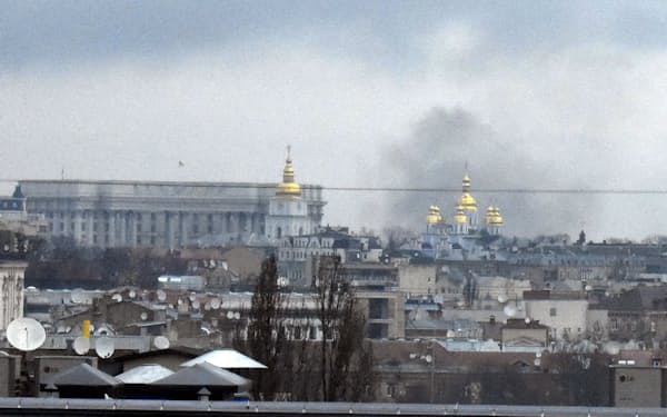 　24日、ウクライナの首都キエフ市内で立ち上る黒煙=共同