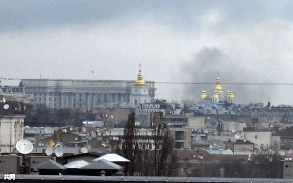  24日、ウクライナの首都キエフ市内で立ち上る黒煙=共同