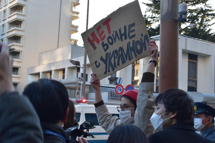 在日ロシア大使館前でウクライナ侵攻に抗議する若者（24日午後、東京都港区）