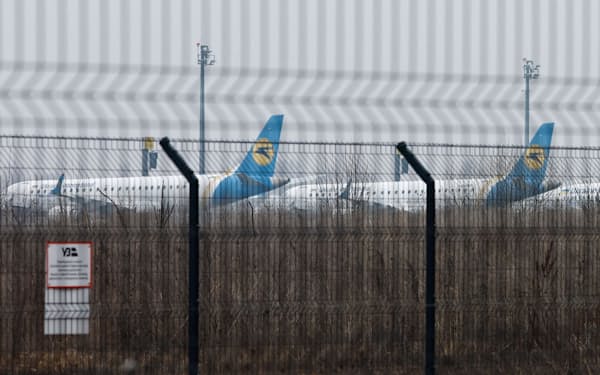 キエフ空港に駐機する旅客機（24日、ウクライナ）＝ロイター