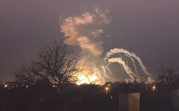 24日、ウクライナ東部の町で見られた爆発＝ロイター