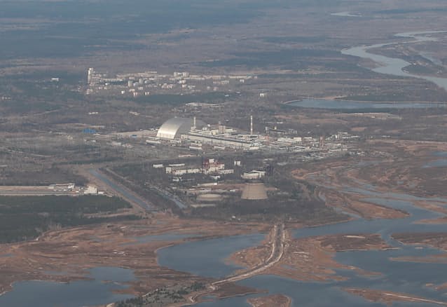 チェルノブイリ原発周辺で戦闘、「汚染物質拡散の恐れ」（写真=ロイター） - 日本経済新聞