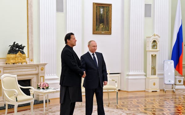 パキスタンのカーン首相は24日、モスクワでプーチン大統領と会談した＝ロイター