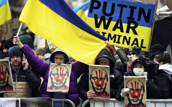 ロシアのウクライナ侵攻に抗議する人々（24日、ニューヨーク）＝ＡＰ