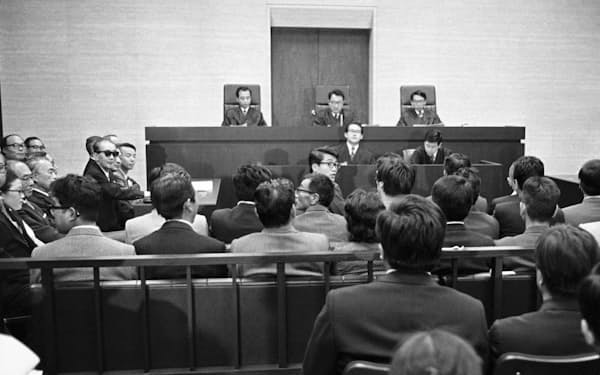  自衛隊違憲の判決を下した札幌地裁。正面中央は福島裁判長（1973年9月)＝共同