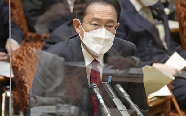 参院予算委で答弁する岸田首相(25日午前)=共同