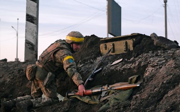 24日、北部ハリコフで戦闘位置につくウクライナの兵士＝ロイター