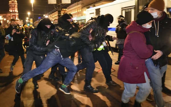 ロシアの警察はウクライナ侵攻に抗議する市民を拘束した（24日、サンクトペテルブルク）＝AP
