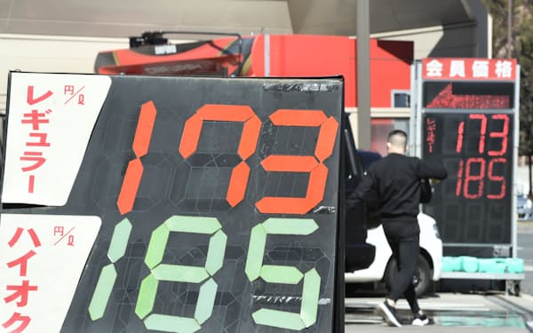 レギュラーガソリンを1リットル＝170円台で販売するガソリンスタンド（25日、東京都内）