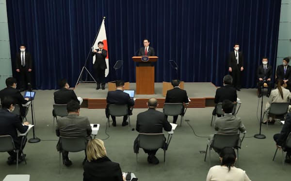 記者会見でロシアへの追加制裁などについて発表する岸田首相（25日午前、首相官邸）