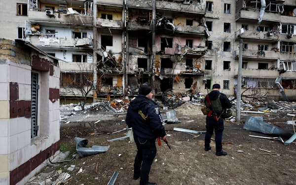 ロシア軍による攻撃で破壊された集合住宅（25日、キエフ）＝ロイター