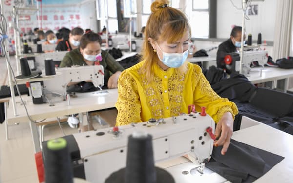 人権問題で国際的に厳しい目が向けられる中国新疆ウイグル自治区の縫製工場＝共同
