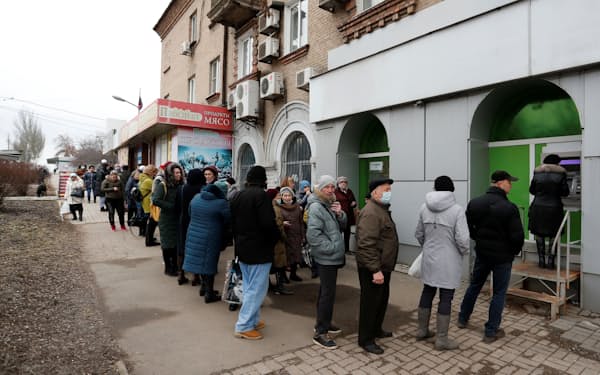 銀行ATM前に列をつくるウクライナ市民（ロイター）
