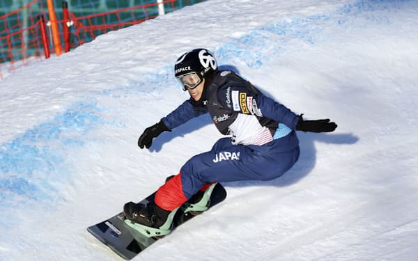 1月、リレハンメルで行われた世界選手権で滑走するパラスノーボード男子の岡本圭司（日本障害者スキー連盟提供）