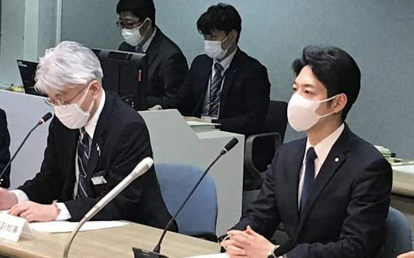 新型コロナウイルス感染症対策本部会議に出席する北海道の鈴木直道知事（25日、北海道庁）