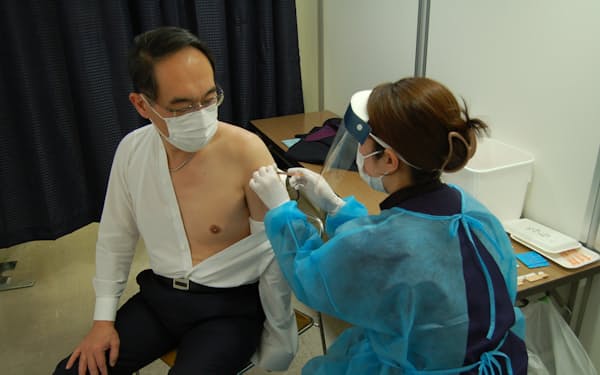 3回目の新型コロナワクチン接種を受ける埼玉県の大野元裕知事（25日、さいたま市の県浦和合同庁舎）
