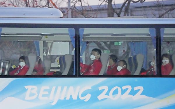 北京に到着した北京冬季パラリンピックの日本選手団（25日）＝共同