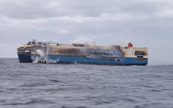 漂流した自動車運搬船に放水を続けてきた（18日、ポルトガル海軍撮影）=ロイター