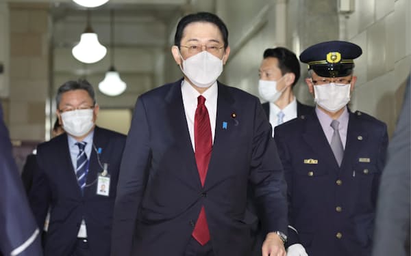 参院予算委での質疑を終え、国会を出る岸田首相（25日）