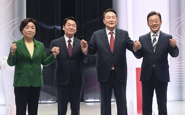 25日夜、テレビ討論に参加した韓国大統領選の与野党候補＝共同