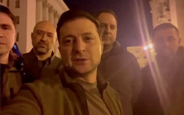 ゼレンスキー氏は政府庁舎前で撮影した動画を25日夜に発表し、首都から退避したとの観測を打ち消した＝ウクライナ大統領府提供・ロイター