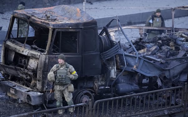 26日、空爆で炎上した車両（ウクライナの首都キエフ）＝ＡＰ