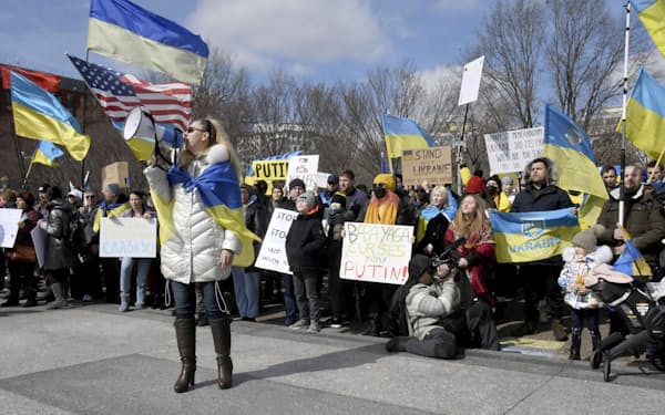 米ホワイトハウスに向かってウクライナへの支援強化を訴える人々（26日、ワシントン）＝共同