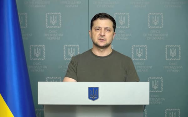 ゼレンスキー氏は「真実は私たちの側にある」と述べ、ウクライナ国民や国際社会に連帯を呼びかけた（26日公開の動画より）＝ウクライナ大統領府提供・ロイター