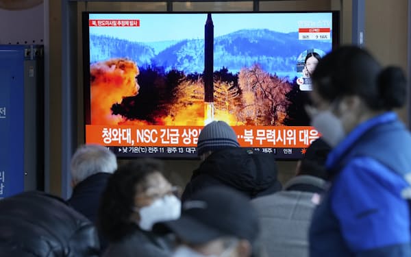 北朝鮮のミサイ ル発射を報じる韓国のニュース番組（27日、ソウル駅）=AP
