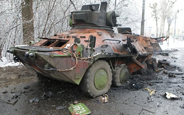 ウクライナ第二の都市ハリコフでは激しい戦闘が続く（26日、破壊された軍用車両）＝ロイター